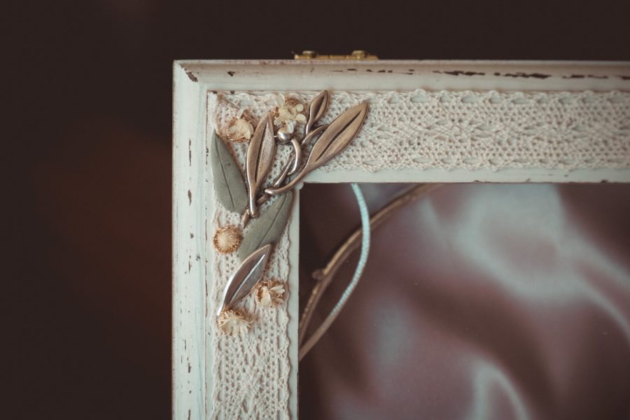 Ξύλινη στεφανοθήκη με διακόσμηση | στεφανοθήκες από Velissaria.gr