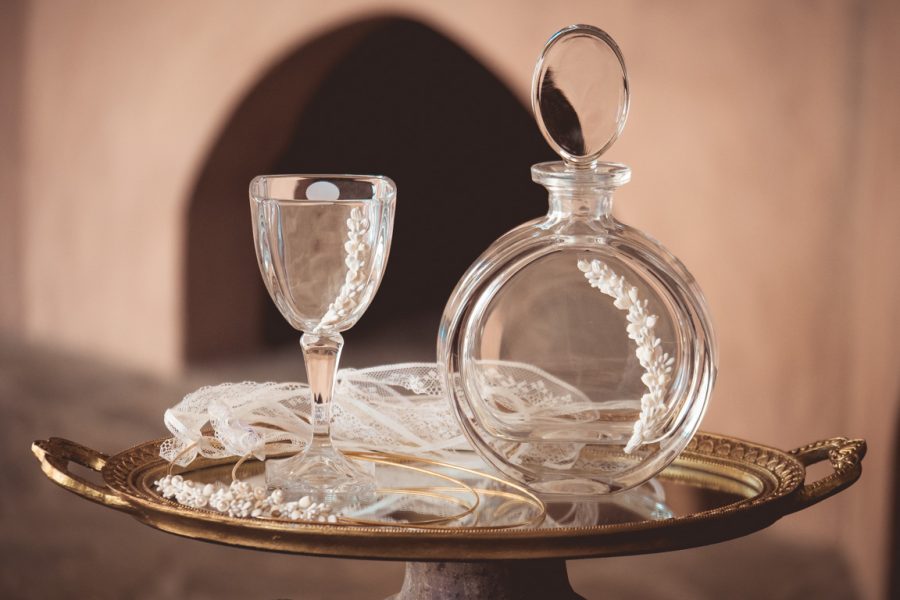 Δίσκος-καράφα-ποτήρι με διακόσμηση | σετ γαμου δίσκος-καράφα-ποτήρι από Velissaria.gr