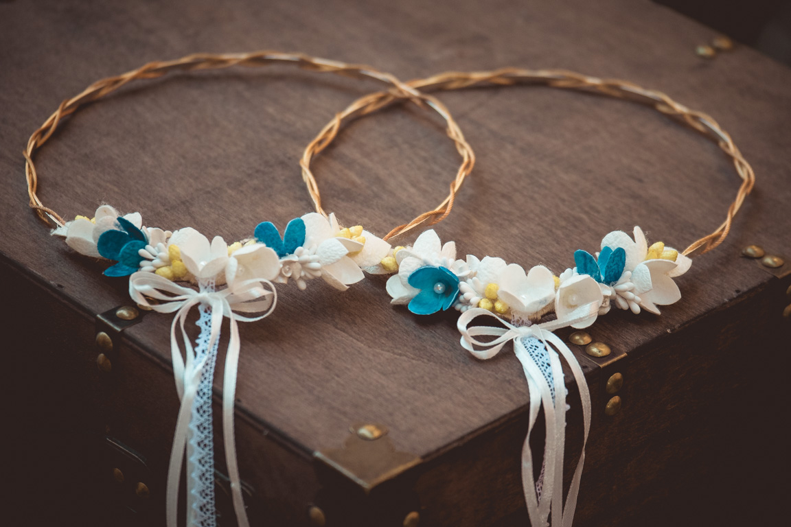 Στέφανα γάμου με επάργυρη-επίχρυση βέργα και μεταξωτά λουλούδια | στέφανα γάμου μεταξωτά από Velissaria.gr