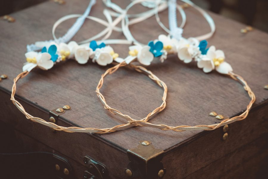 Στέφανα γάμου με επάργυρη-επίχρυση βέργα και μεταξωτά λουλούδια | στέφανα γάμου μεταξωτά από Velissaria.gr