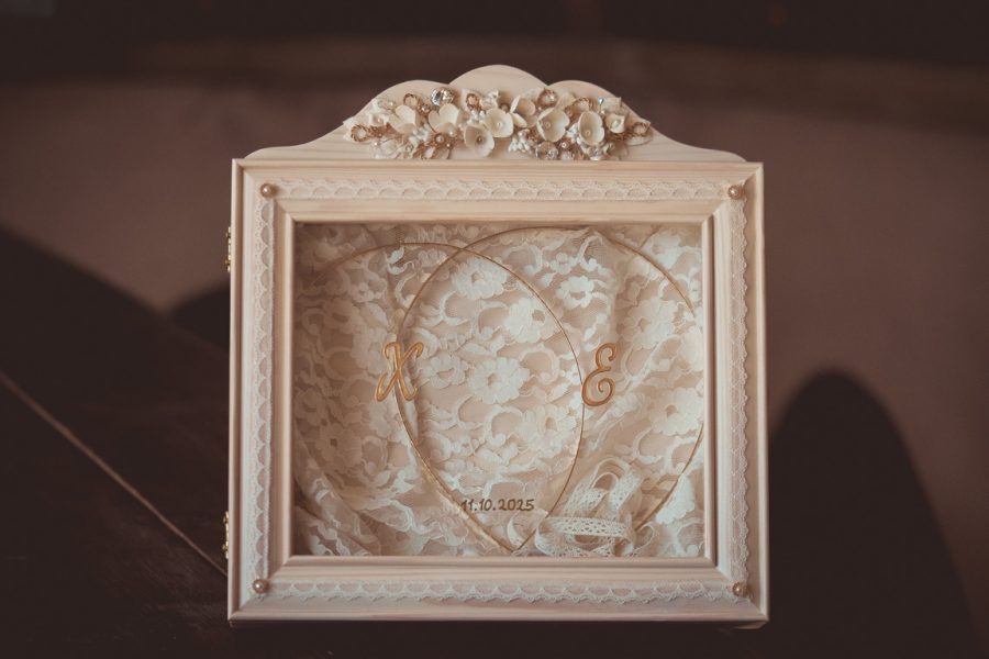 | στεφανοθήκες από Velissaria.gr